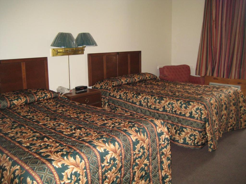 Midtown Hotel Parry Sound Room photo